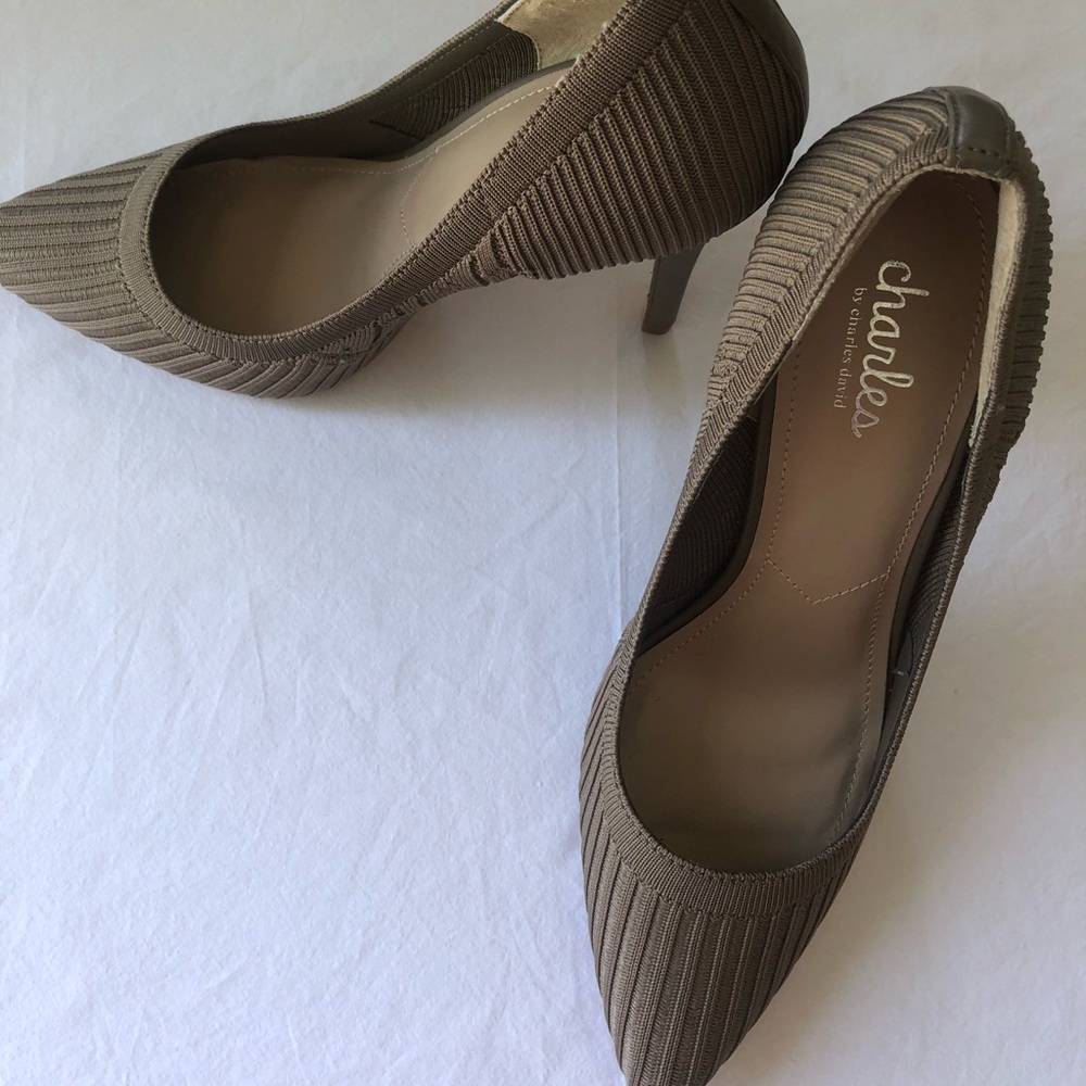 New Charles David Grey Leather Heels / Pumps